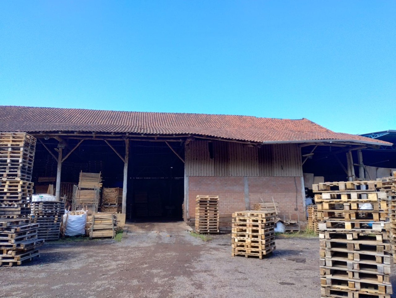 TERRENO COM TRÊS PAVILHÕES INDUSTRIAIS E ÁREA APROXIMADA DE 9.500m² EM SÃO SEBASTIÃO DO CAÍ, localizado em São Sebastião Do Caí - RS