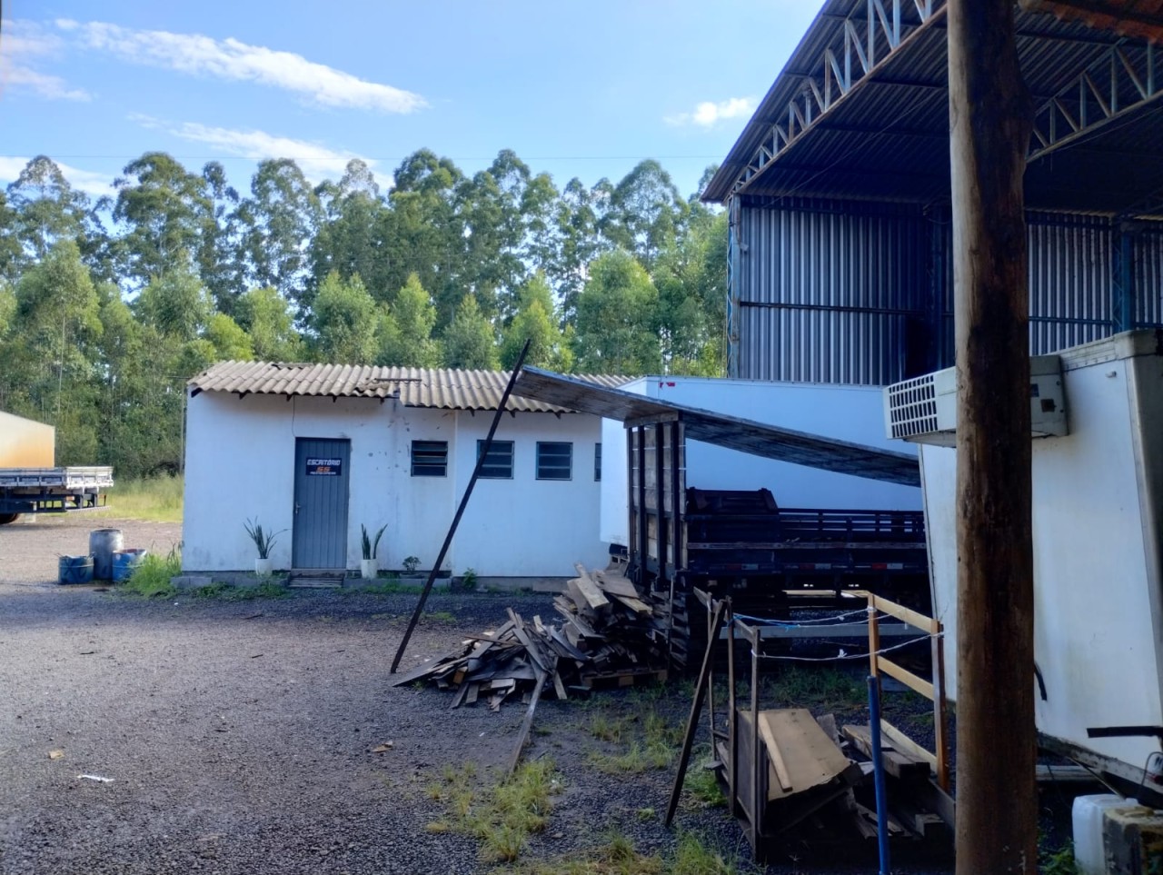 TERRENO COM TRÊS PAVILHÕES INDUSTRIAIS E ÁREA APROXIMADA DE 9.500m² EM SÃO SEBASTIÃO DO CAÍ, localizado em São Sebastião Do Caí - RS