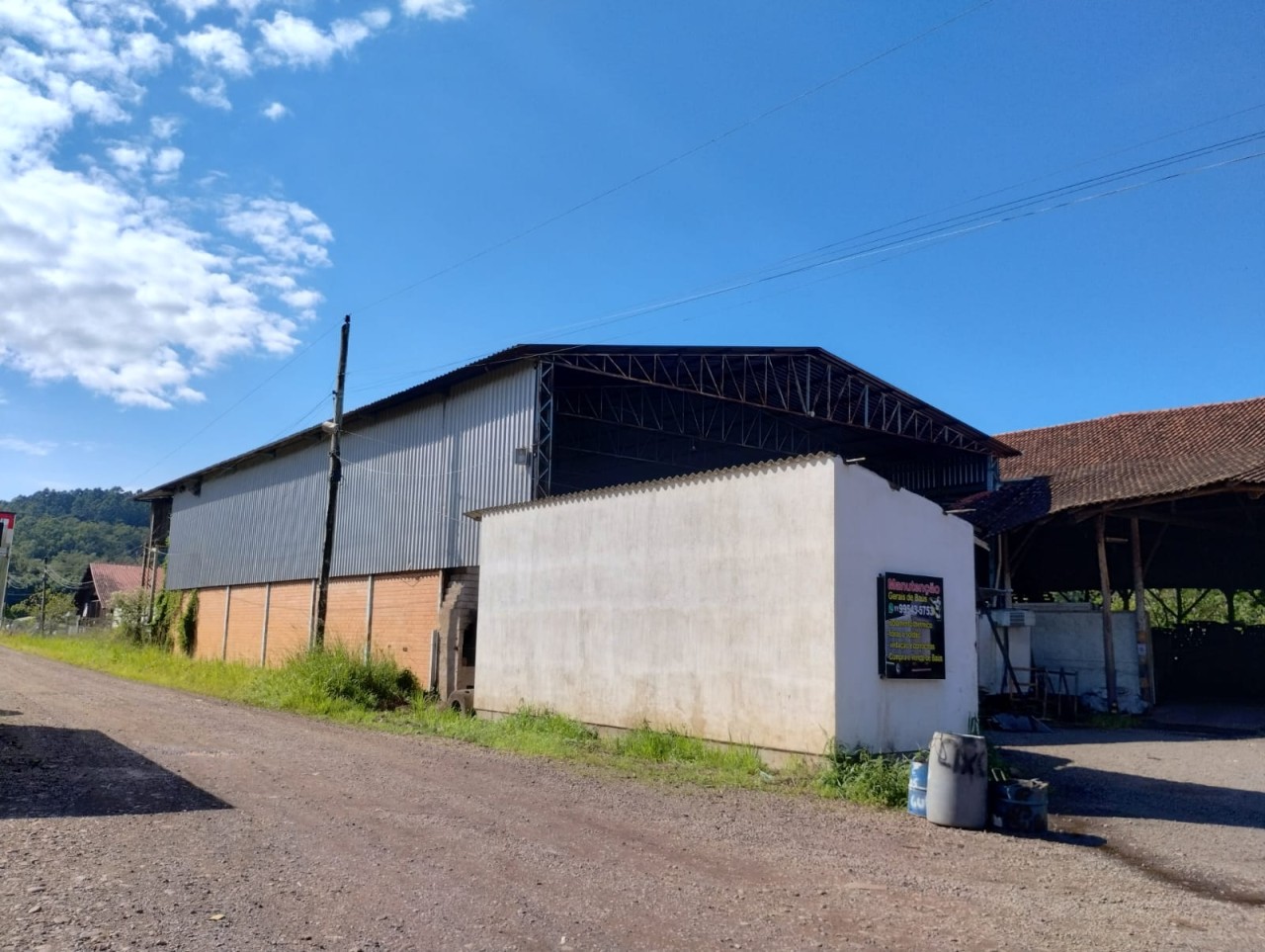 TERRENO COM TRÊS PAVILHÕES INDUSTRIAIS E ÁREA APROXIMADA DE 9.500m² EM SÃO SEBASTIÃO DO CAÍ, localizado em São Sebastião Do Caí - RS
