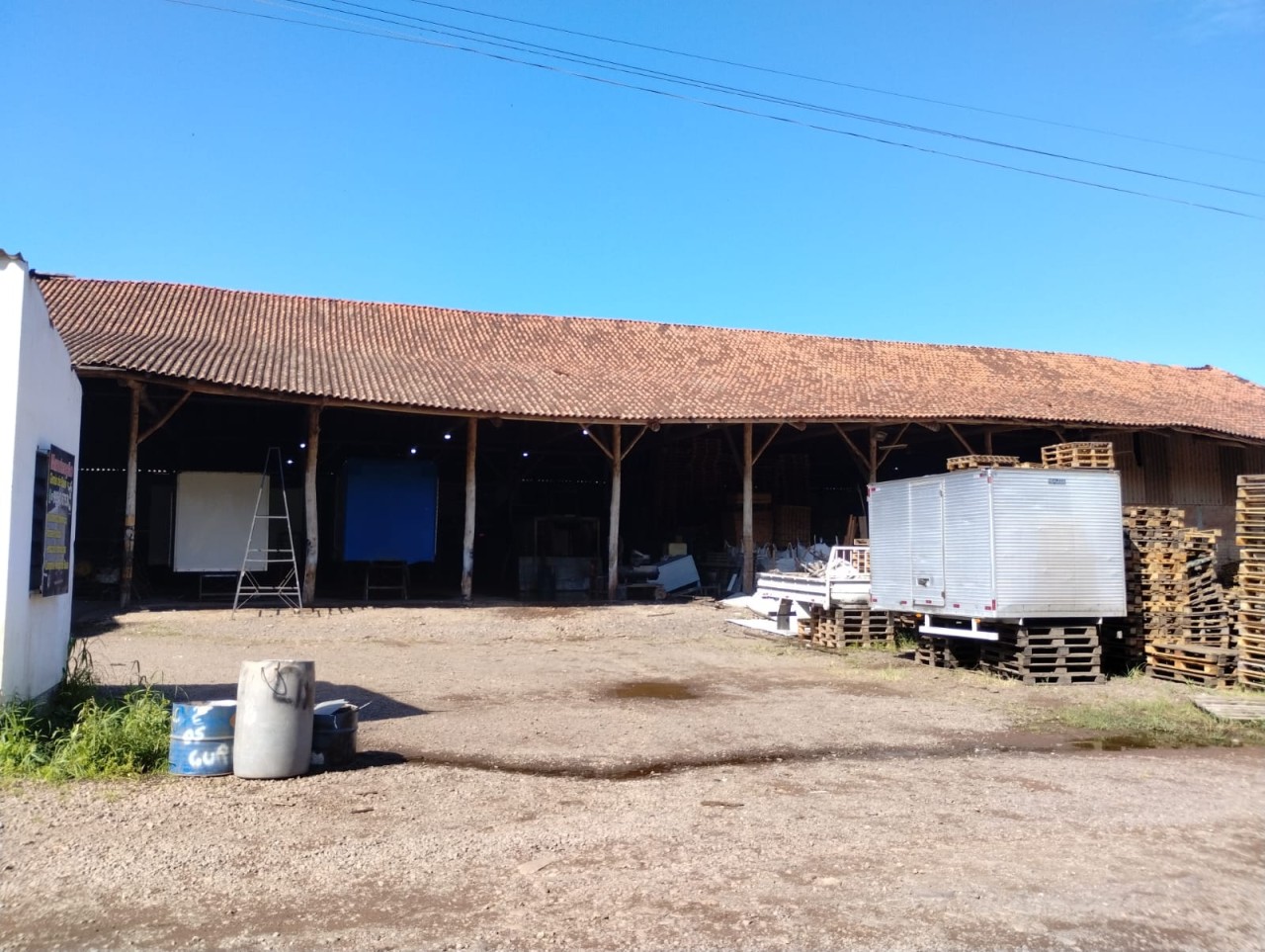 TERRENO COM TRÊS PAVILHÕES INDUSTRIAIS E ÁREA APROXIMADA DE 9.500m² EM SÃO SEBASTIÃO DO CAÍ, localizado em São Sebastião Do Caí - RS