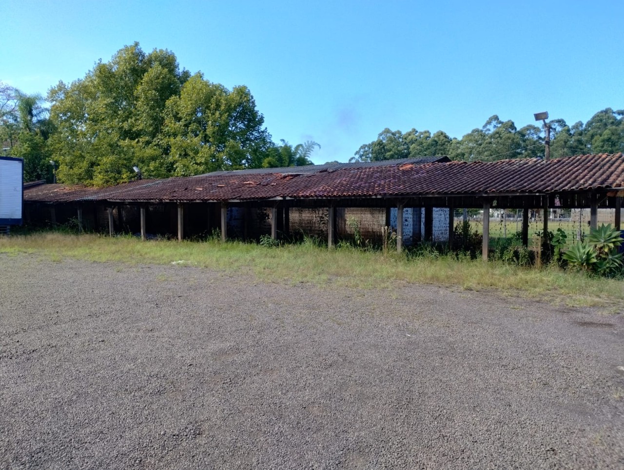 TERRENO COM TRÊS PAVILHÕES INDUSTRIAIS E ÁREA APROXIMADA DE 9.500m² EM SÃO SEBASTIÃO DO CAÍ, localizado em São Sebastião Do Caí - RS