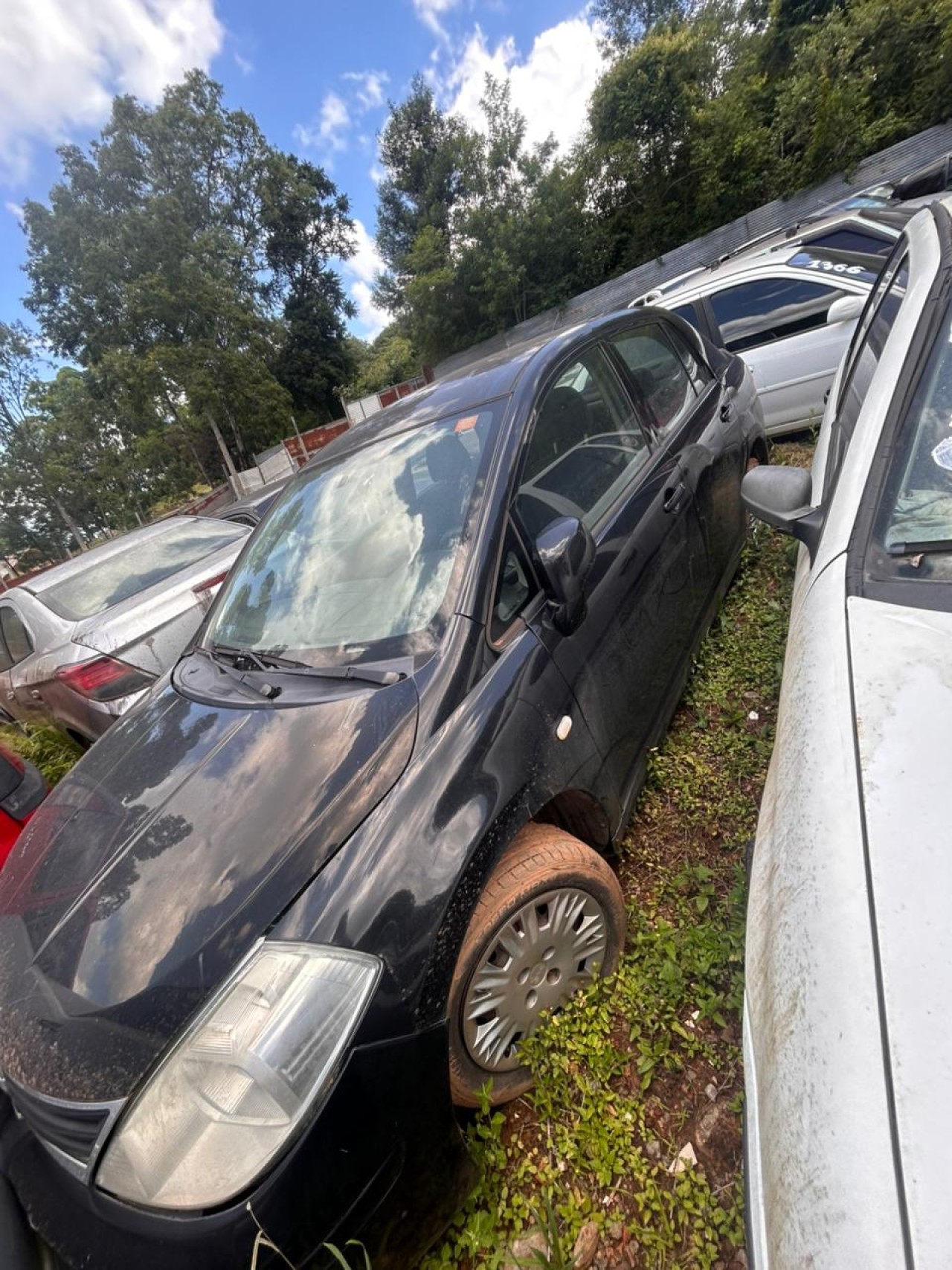 DIREITOS E AÇÕES SOBRE O VEÍCULO I/NISSAN TIIDA SEDAN 18F, PLACA IRU8D70, ANO/MODELO 2010/2011 E COR PRETA