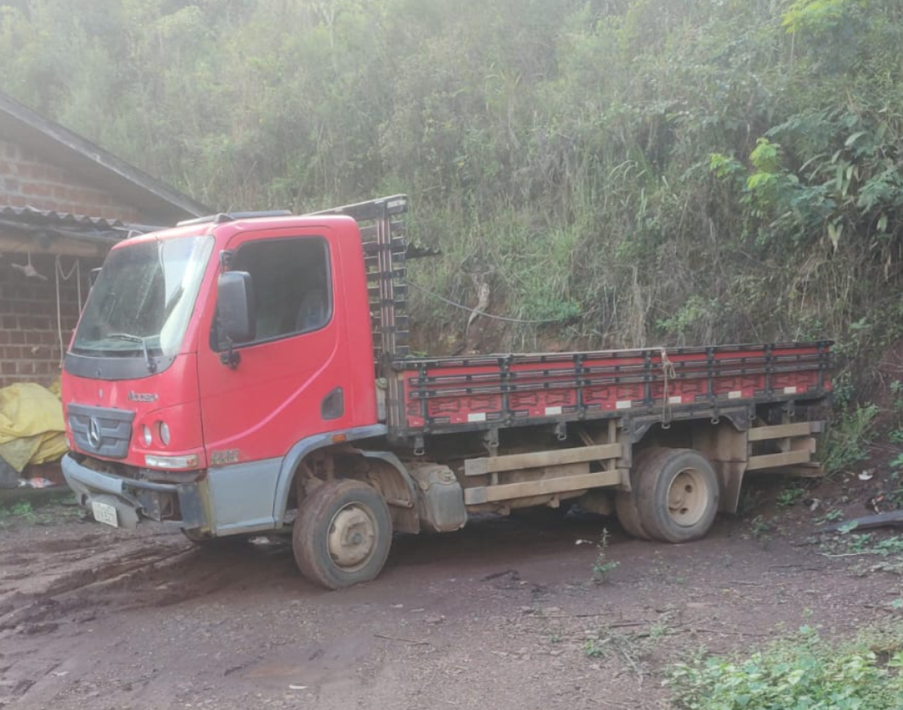 M.BENZ/ACCELO 815, PLACA IXV9275, ANO/MODELO 2016/2016, COR VERMELHA