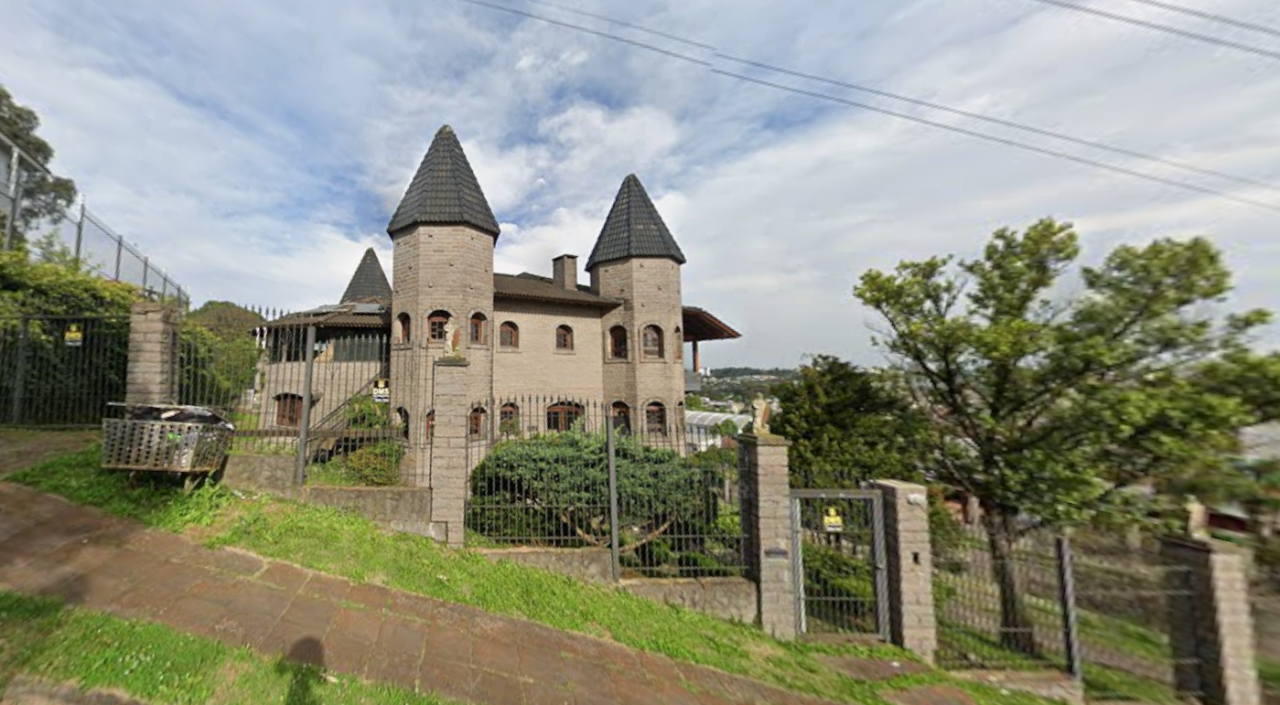 CASTELO SOBRE TERRENO DE ESQUINA COM ÁREA DE 1.236,00m² EM CAXIAS DO SUL/RS