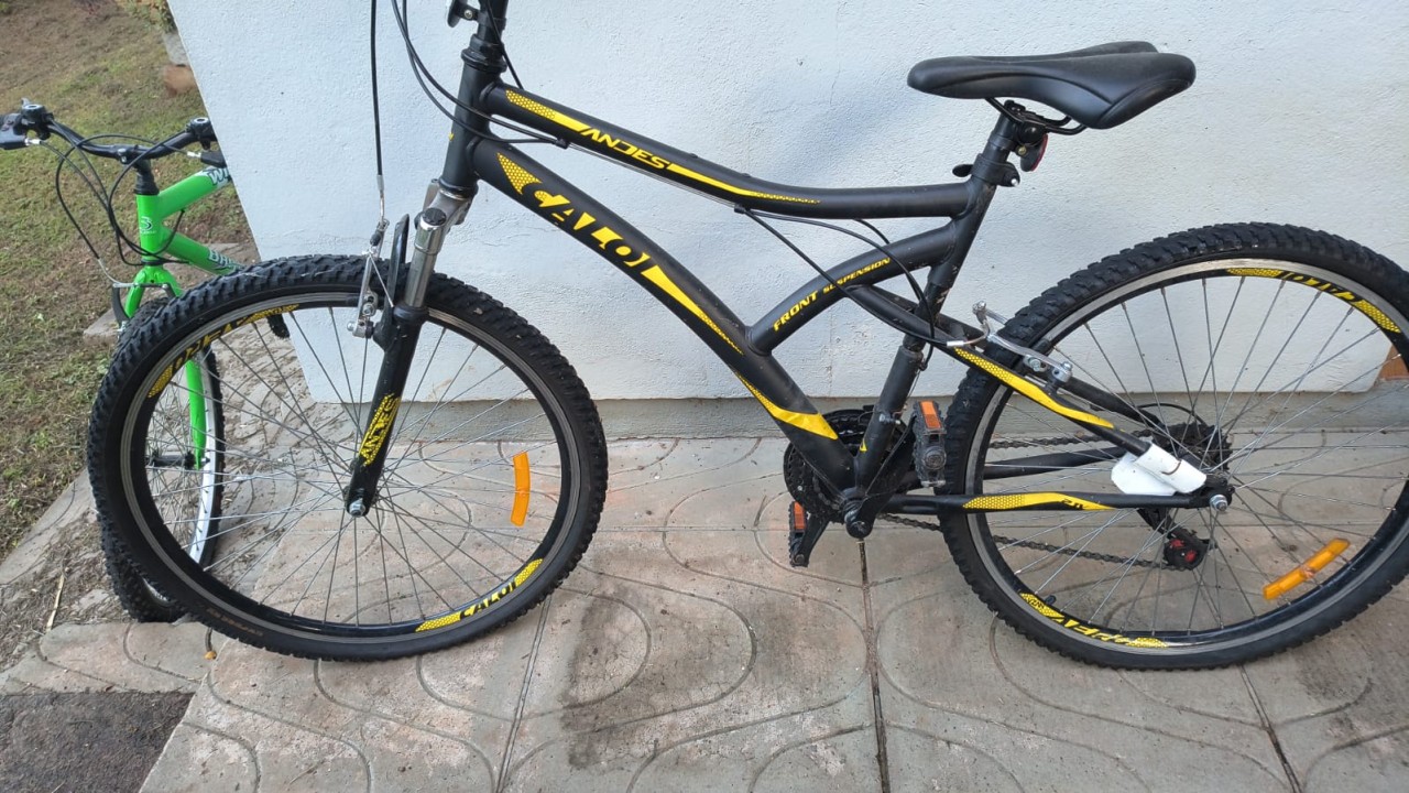 Uma Bicicleta CALOI Andes, 21 marchas, Aro 26, em bom estado.