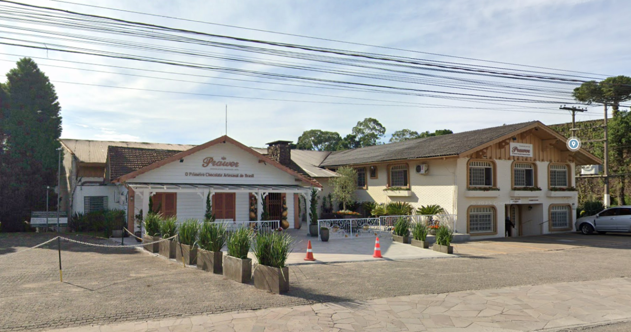 TERRENO DE 3.030m² COM UMA CONSTRUÇÃO DE 2.534m² EM GRAMADO/RS, localizado em Gramado - RS, bairro Dutra