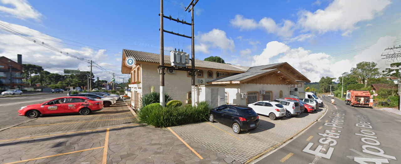 TERRENO DE 3.030m² COM UMA CONSTRUÇÃO DE 2.534m² EM GRAMADO/RS, localizado em Gramado - RS, bairro Dutra