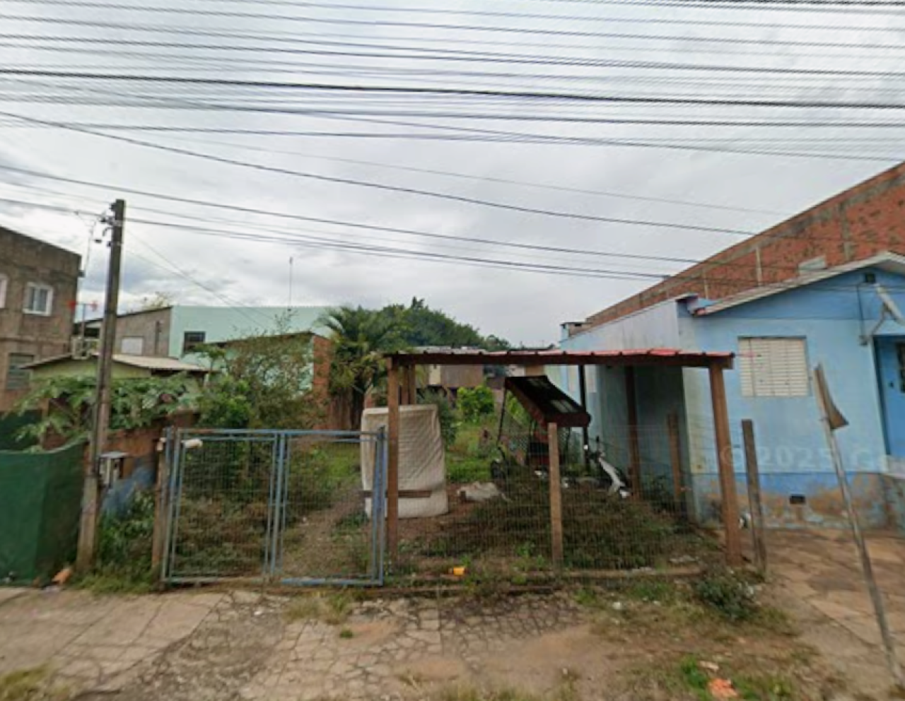 TERRENO DE 374M² COM CASA DE MADEIRA EM SÃO SEBASTIÃO DO CAÍ/RS, localizado em São Sebastião Do Caí - RS, bairro Navegantes