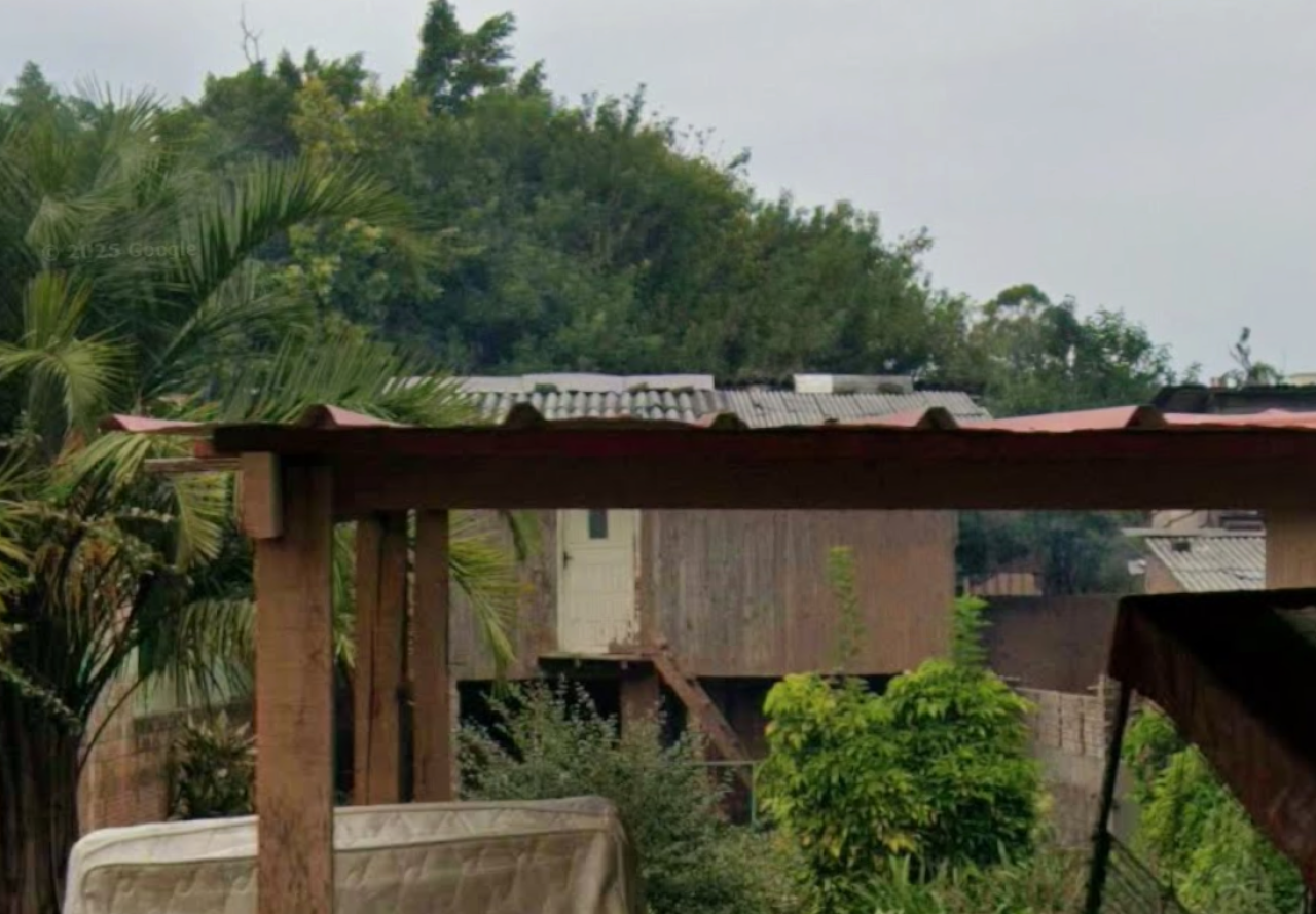 TERRENO DE 374M² COM CASA DE MADEIRA EM SÃO SEBASTIÃO DO CAÍ/RS, localizado em São Sebastião Do Caí - RS, bairro Navegantes