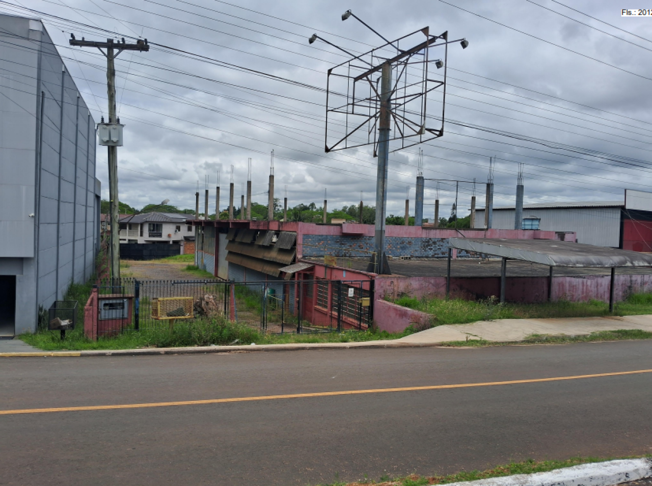TERRENO COM AREA DE 1.785,00m² E BENFEITORIA EM CHARQUEADAS, localizado em Charqueadas - RS, bairro Vila Orvisa