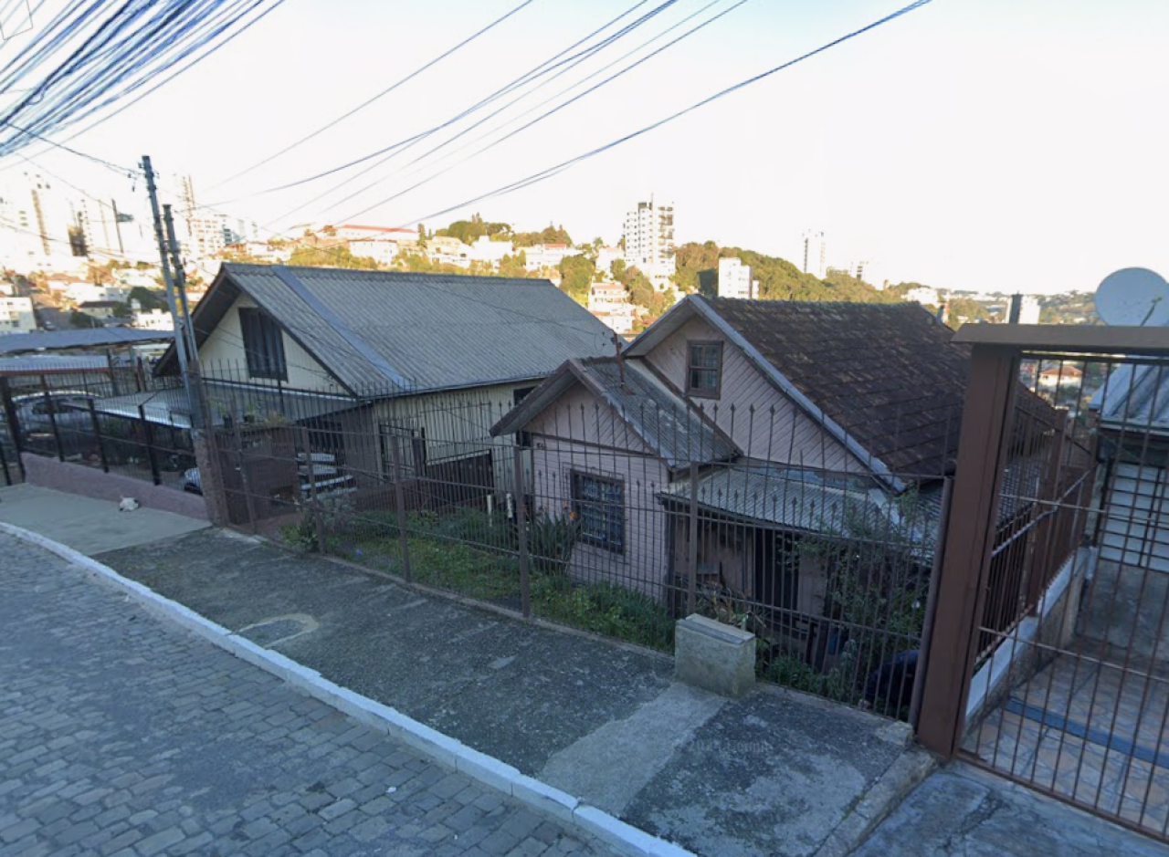 CASA DE MADEIRA COM TERRENO DE 381,15M² EM CAXIAS DO SUL/RS, localizado em Caxias Do Sul - RS, bairro Rio Branco