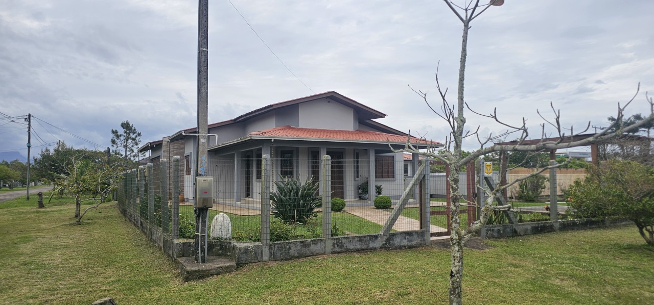 CASA EM DOIS TERRENOS DE ESQUINA EM BALNEÁRIO RONDINHA EM ARROIO DO SAL/RS