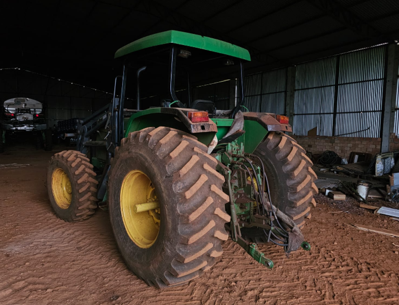 TRATOR JOHN DEERE, COR VERDE, SÉRIE C06600A015420, MARCA DE ALTA LIQUIDEZ, COM CARREGADOR FRONTAL, ESTADO VISUAL BOM/REGULAR.