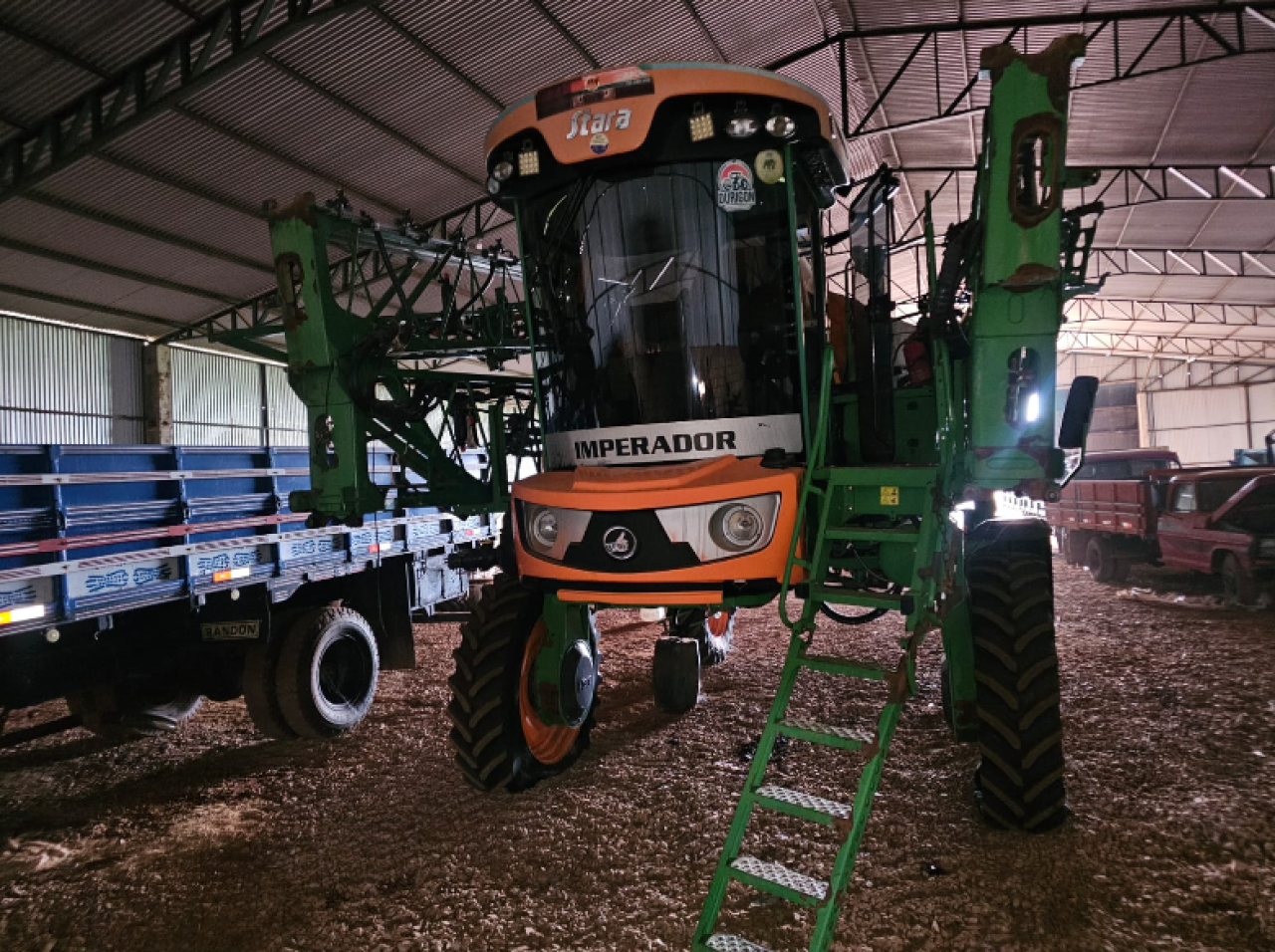 PULVERIZADOR STARA IMPERADOR 3.0, COR VERDE, COM CABINE, Nº 097, AUTOPROPELIDO DE ALTO VALOR AGREGADO, CABINE E BARRAS, BOM ESTADO VISUAL.