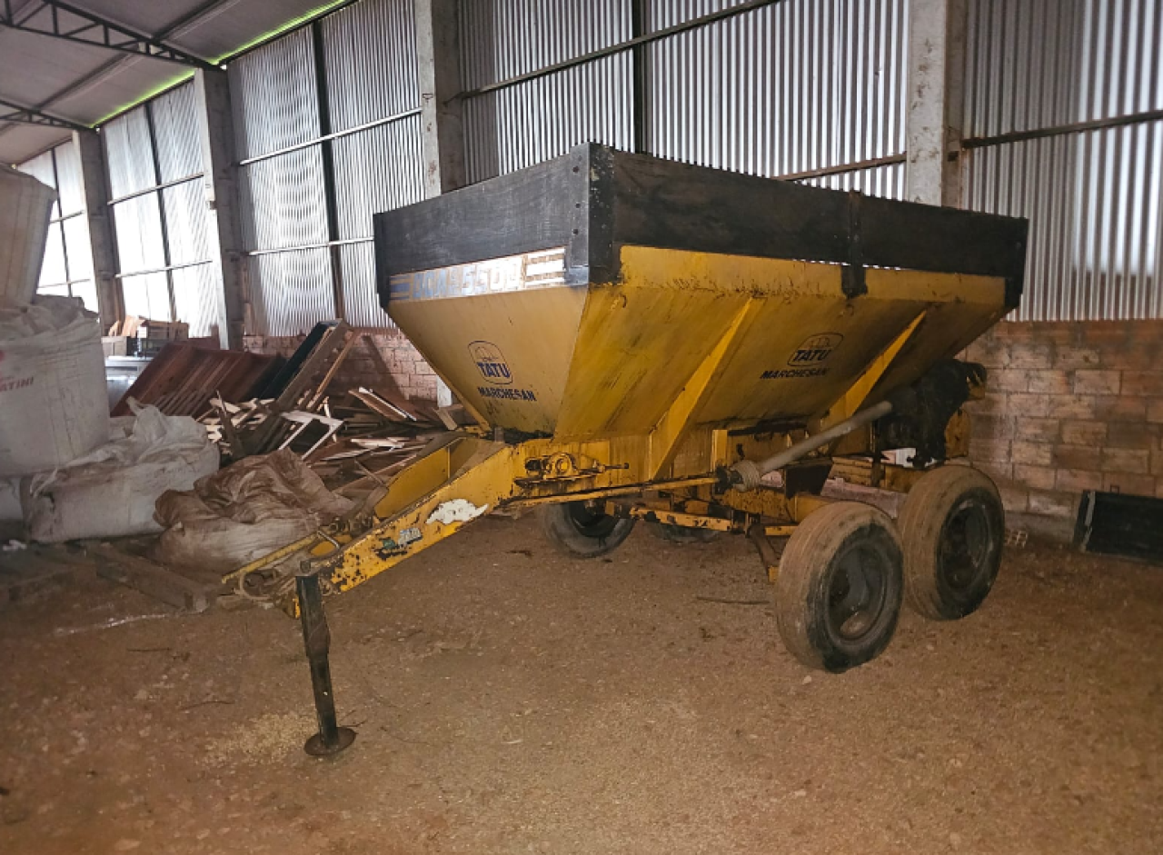 DISTRIBUIDOR DE ADUBO TATU MARCHESAN DCA 5500, SÉRIE DCA 2 3505. IMPLEMENTO USADO, CAPACIDADE COMPATÍVEL COM USO AGRÍCOLA MÉDIO/PESADO.