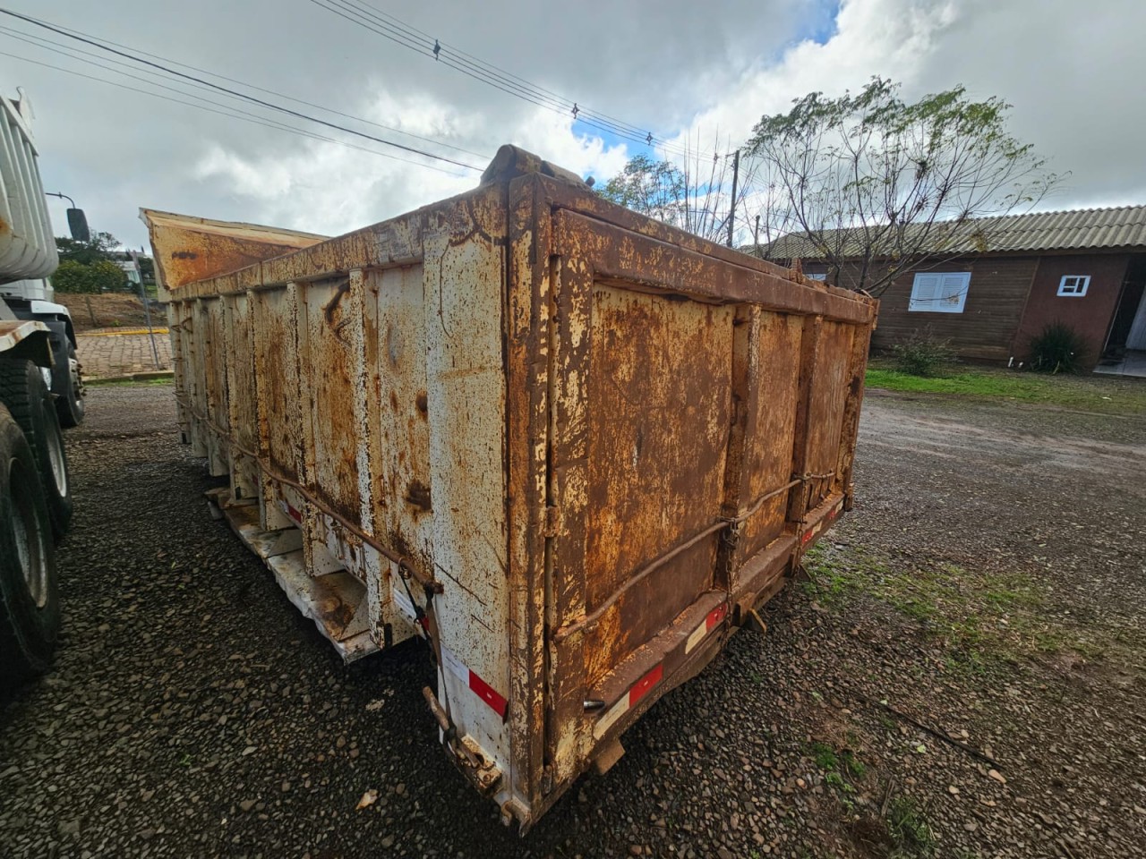 CAÇAMBA BASCULANTE COM PISTÃO EM GENTIL/RS – LOTE 16