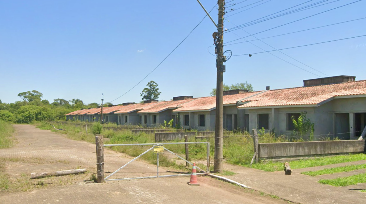 CASA DE ALVENARIA GEMINADA EM CONSTRUÇÃO, Nº 461 - A e 461 - B, localizado em Esteio - RS