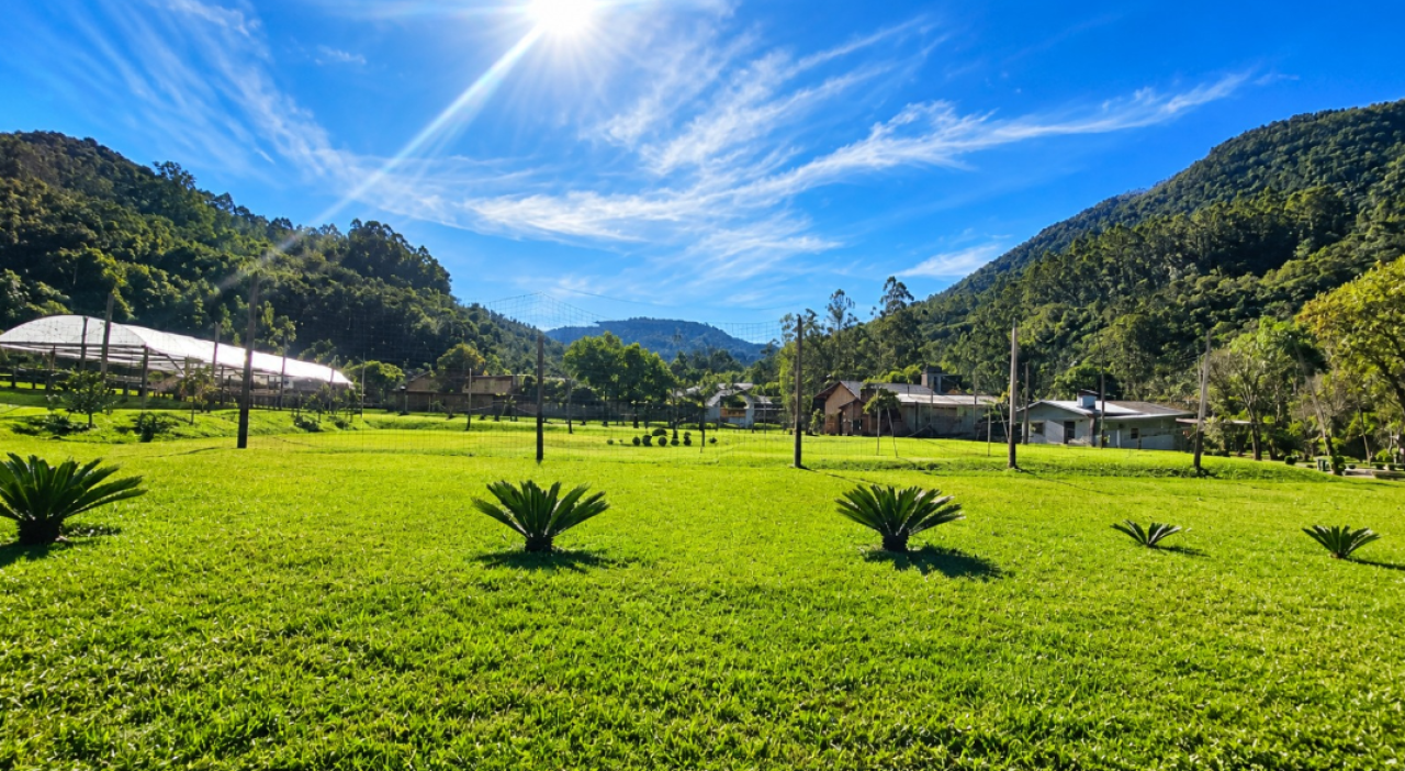 Sítio com 65.045,00M², Três Residências, Piscinas e Campo de Futebol no…